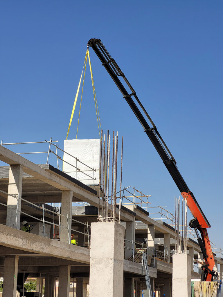 Instalación de baños industrializados en Alicante en una promoción de vivienda asequible en Alicante. 