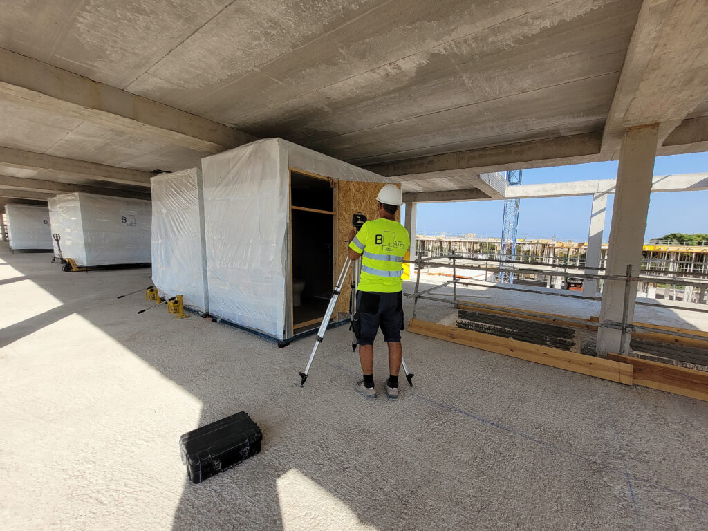Instalación de un baño industrializado en una promoción de vivienda asequible en Alicante. 