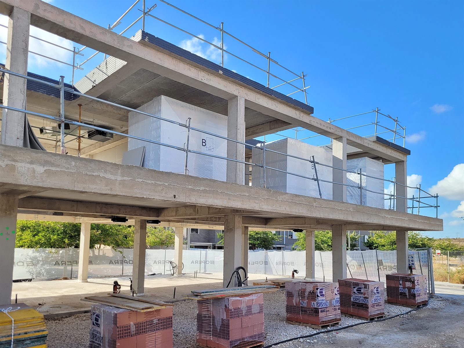 Baños industrializados ya instalados sobre la estructura de una promoción de vivienda asequible