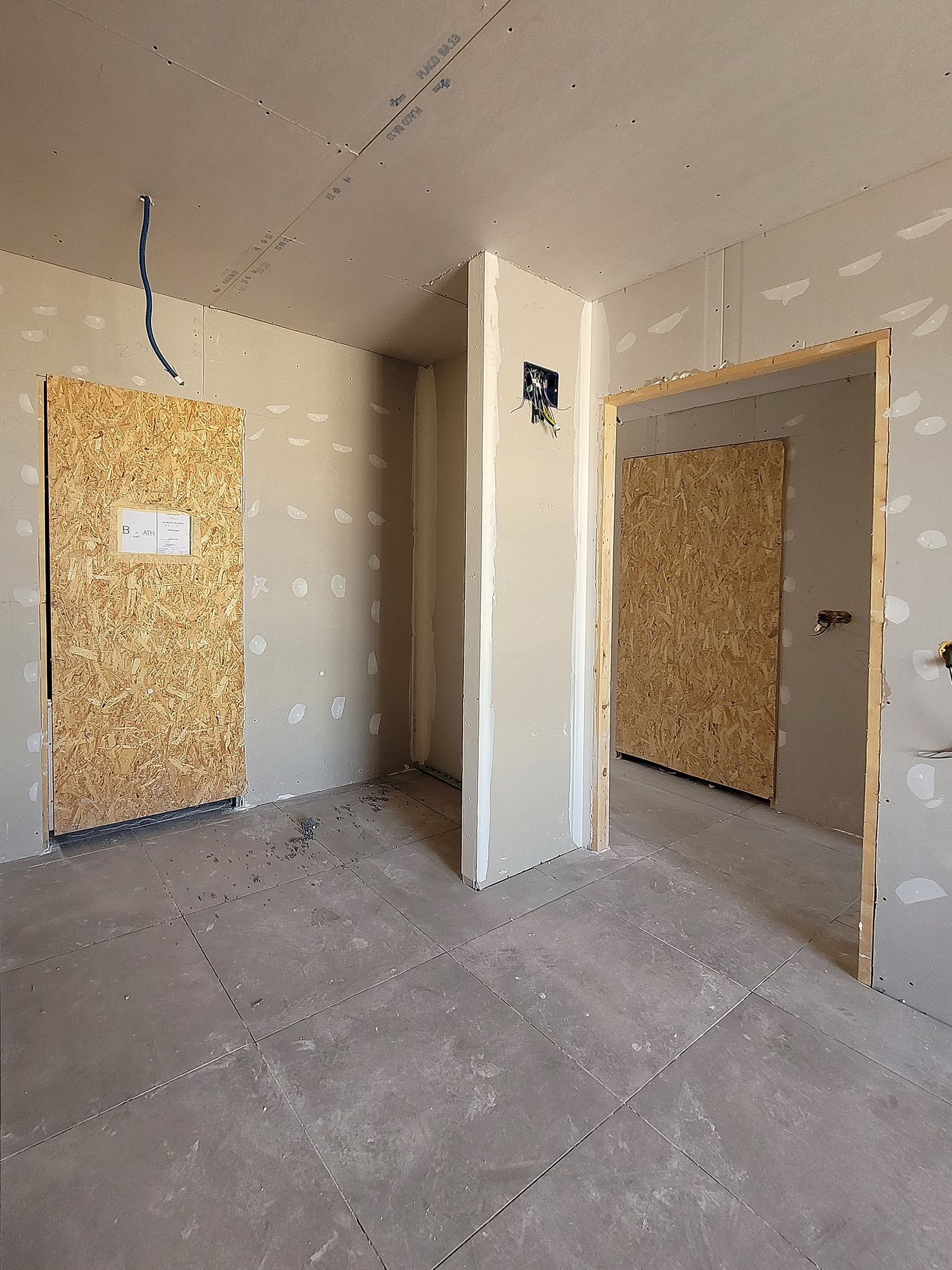 Interior de una vivienda asequible terminada con el acceso al baño