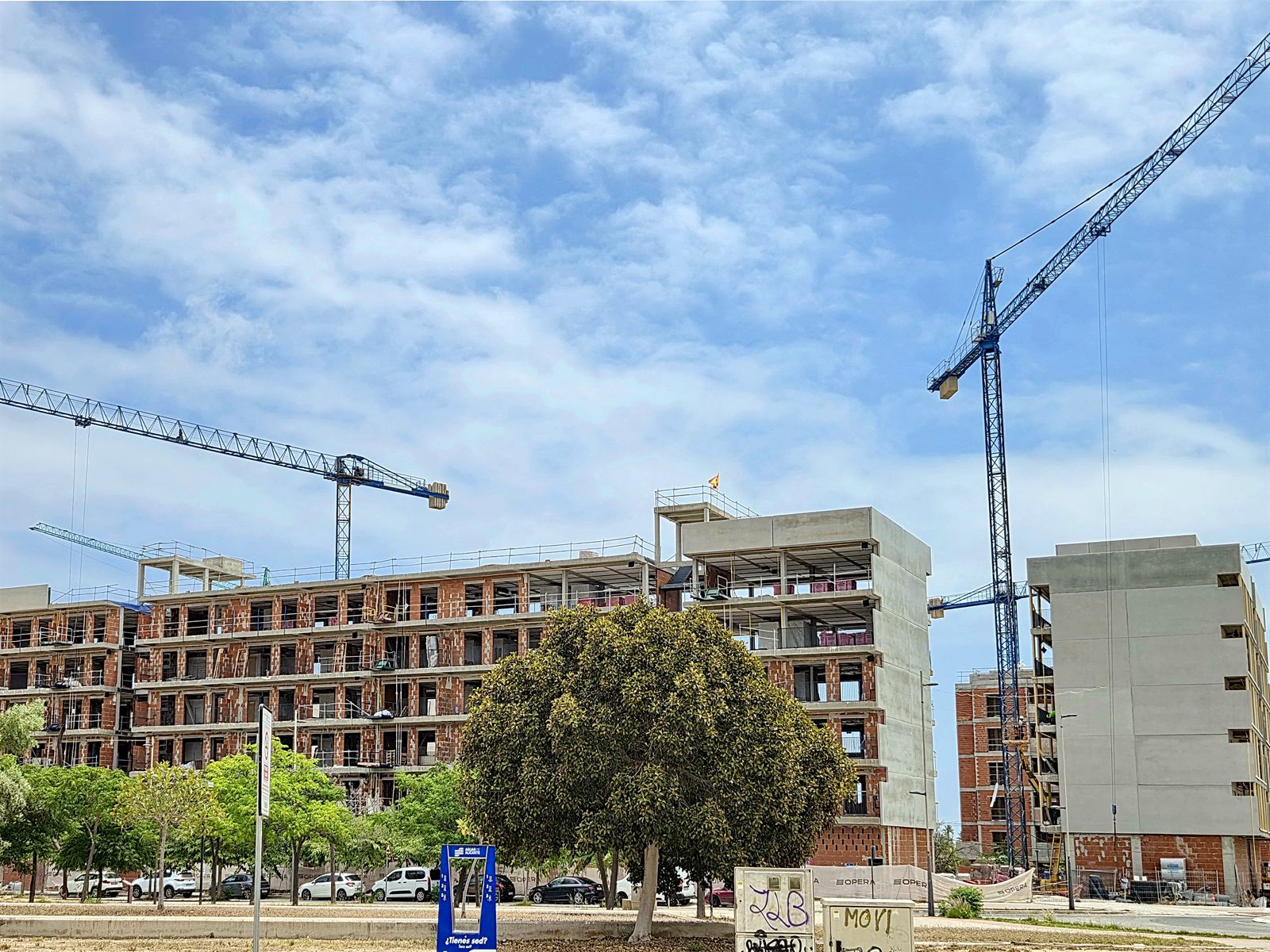 Promoción residencial de vivienda asequible en ejecución con varias grúas