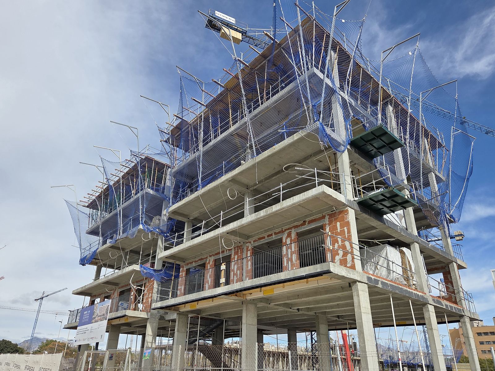 Promoción de vivienda asequible en construcción con la estructura levantada