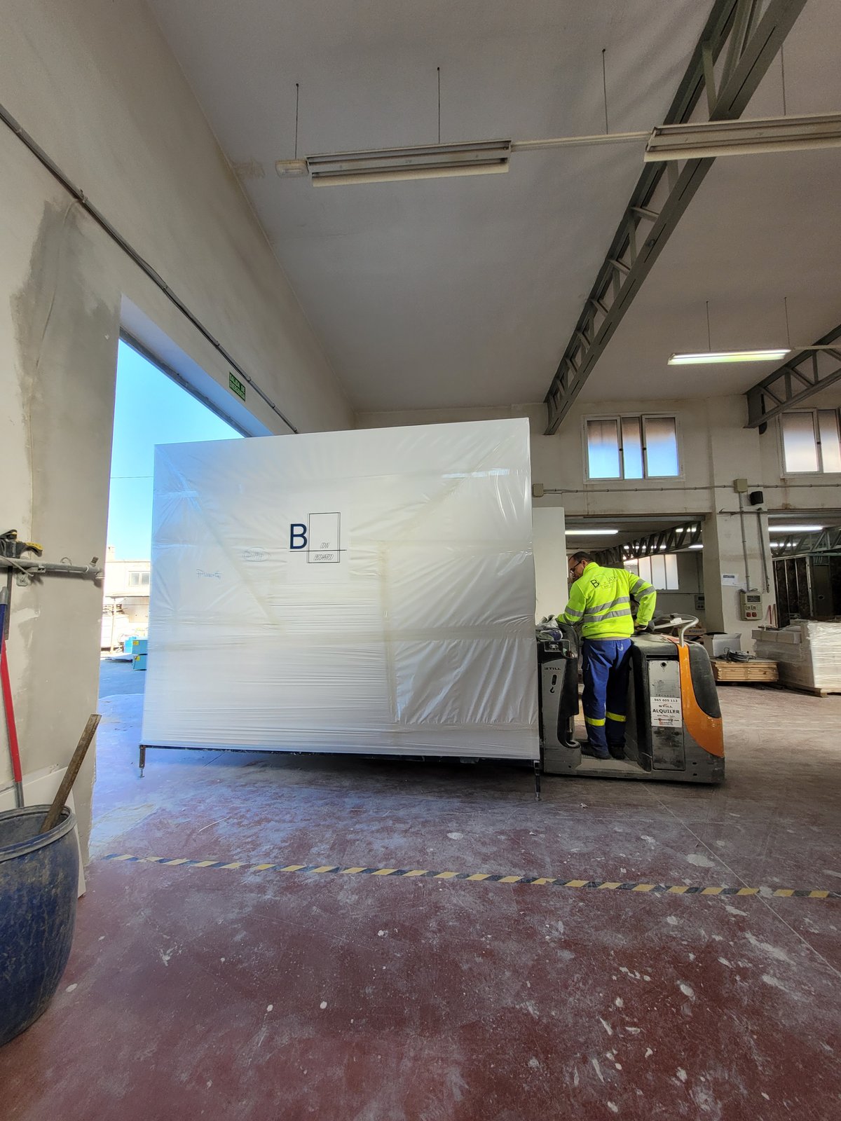 Baño industrializado embalado saliendo de la nave de fabricación para su carga