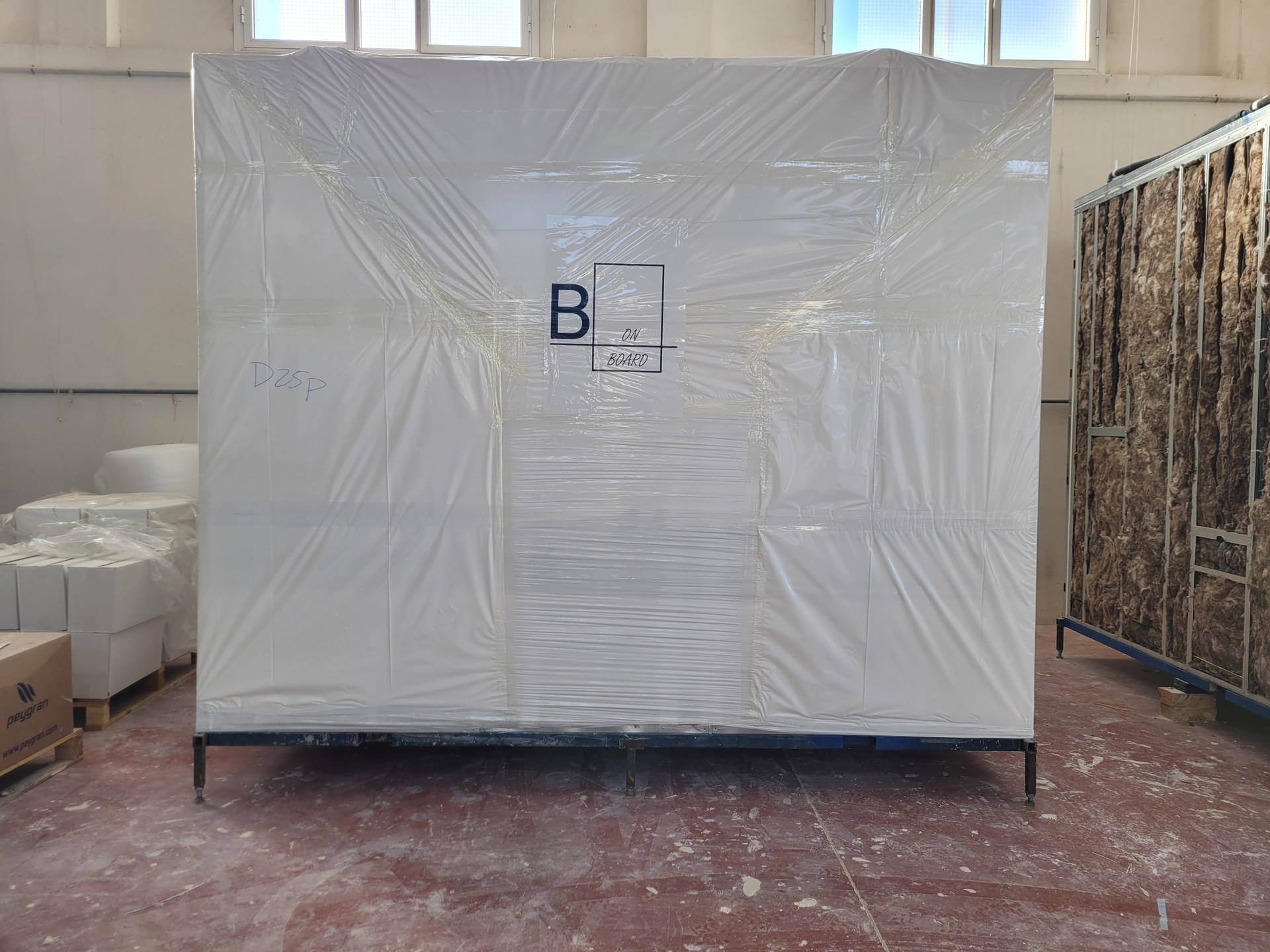 Baño industrializado embalado y protegido con lámina, listo para su transporte a obra