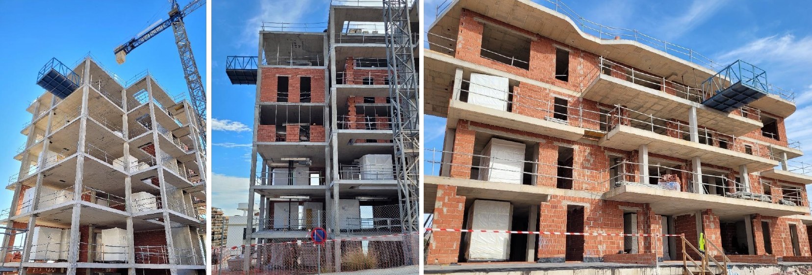 Tres edificios en construcción con las cabinas de baño industrializadas ya colocadas planta por planta y la plataforma de descarga en voladizo
