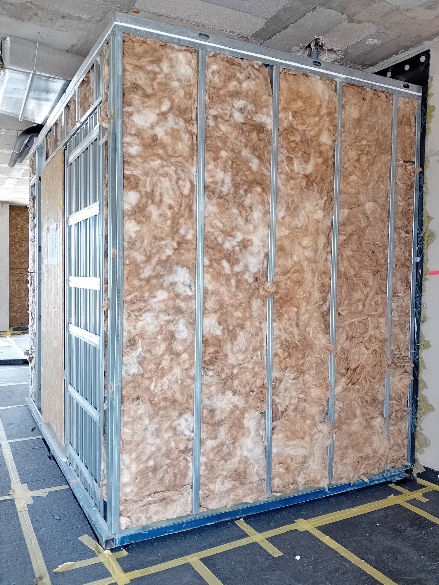 Cabina de baño industrializado con perfilería de acero galvanizado ligero y aislamiento de lana mineral