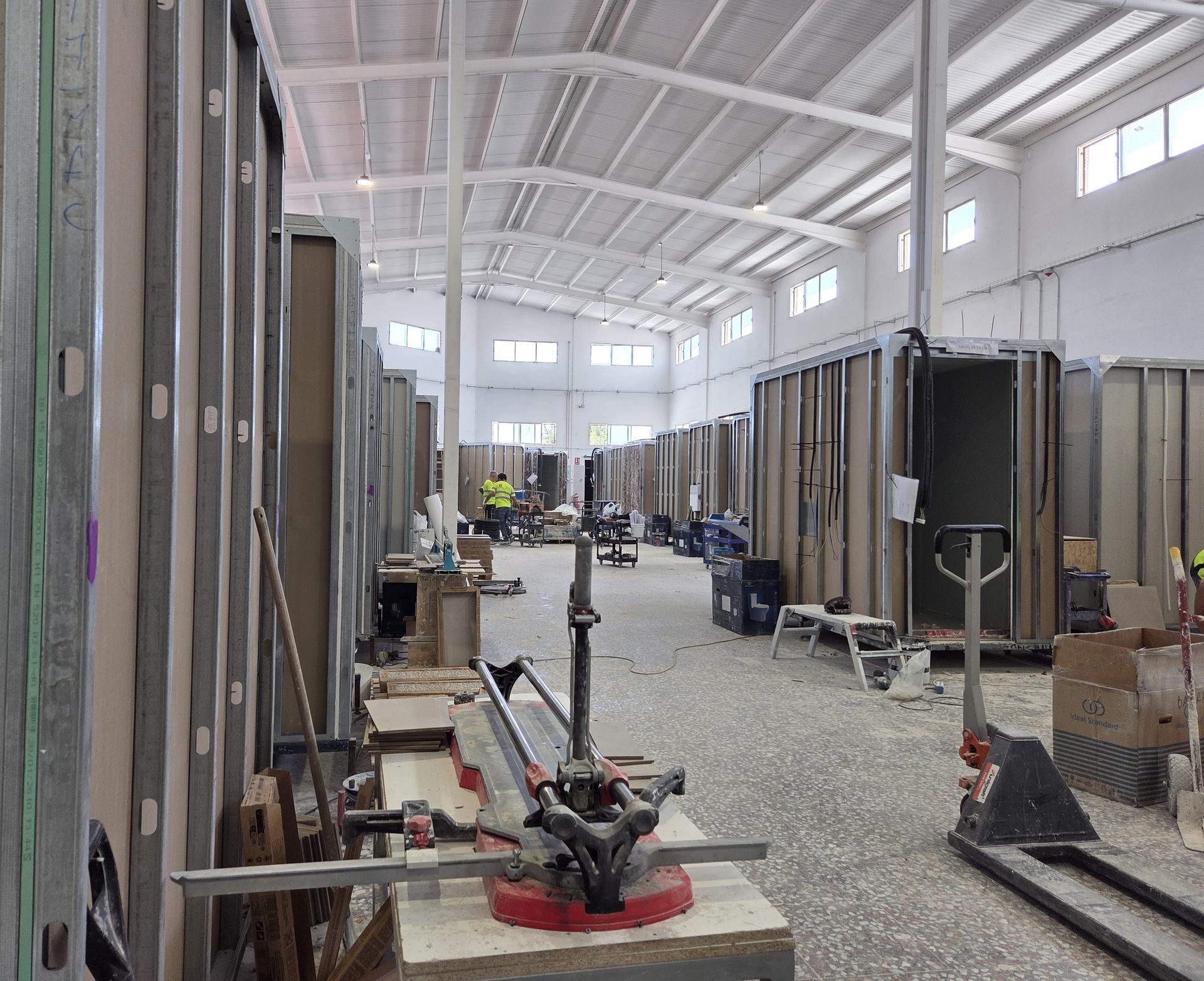 Nave de fabricación con cabinas de baño industrializado en montaje sobre perfilería metálica